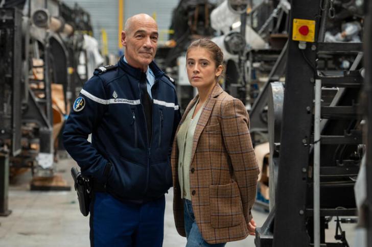 Jean-Marc Barr et Camille Aguilar posant dans l'usine de dentelles